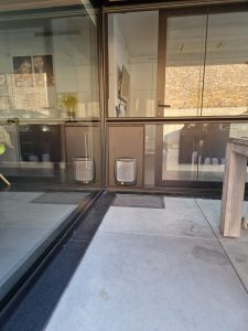 Hondenluik geplaatst in bestaand raam – maatwerk oplossing