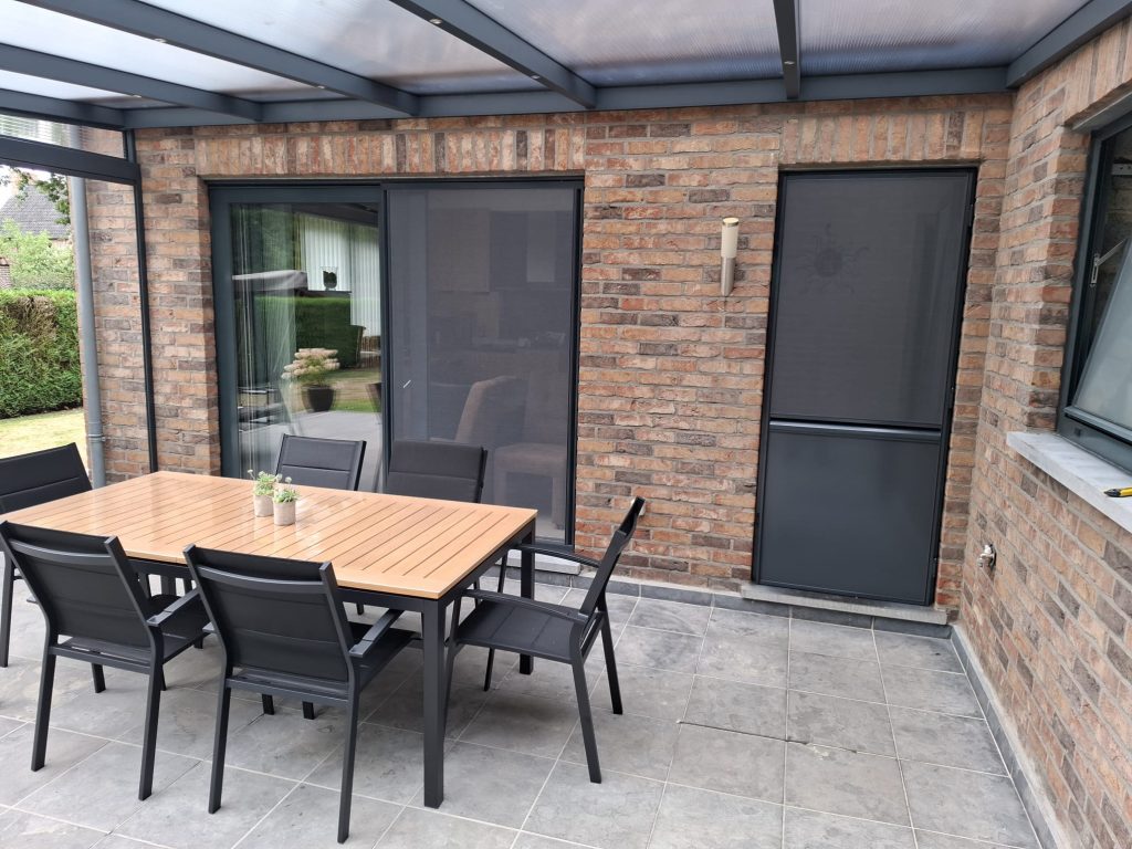 Invisible schuifdeur en vliegendeur met hoge plint geplaatst in Schoonbeek