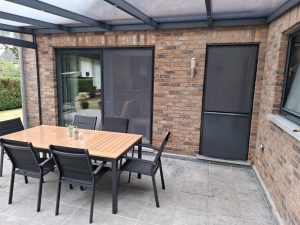 Invisible schuifdeur en vliegendeur met hoge plint geplaatst in Schoonbeek