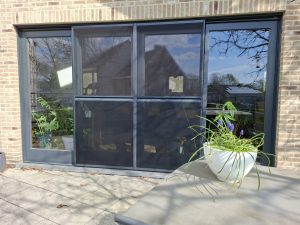 Dubbel schuifvliegenraam met petscreen gaas geplaatst in Termien