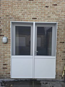 Waarom kiezen voor een dubbele draaivliegendeur? Een dubbele draaivliegendeur is de ideale oplossing voor brede deuropeningen zoals dubbele terrasdeuren of achterdeuren. Dankzij het handige draaisysteem kunnen beide vleugels afzonderlijk geopend worden. Dit zorgt voor extra comfort en een vlotte doorgang. Voordelen van een dubbele draaivliegendeur in Vliermaal: Perfect voor dubbele terrasdeuren Optimale ventilatie zonder insecten Stevig aluminium kader Automatische sluiting met veersysteem Duurzaam en onderhoudsvriendelijk Volledig op maat gemaakt Voor veel woningen in Vliermaal is dit een praktische en stijlvolle oplossing tijdens de lente- en zomermaanden. Professionele plaatsing van dubbele draaivliegendeuren in Vliermaal Een correcte installatie is cruciaal voor een lange levensduur en een perfecte werking. Daarom verzorgen wij de volledige plaatsing van uw dubbele draaivliegendeur in Vliermaal, van nauwkeurige opmeting tot afwerking.