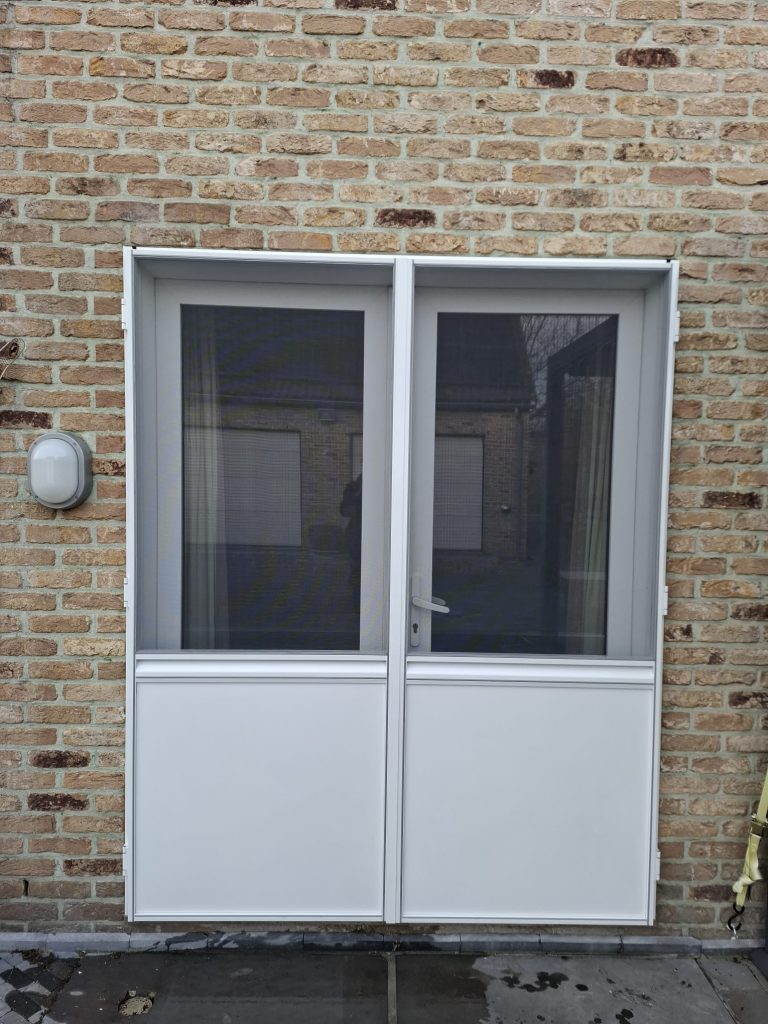 Waarom kiezen voor een dubbele draaivliegendeur? Een dubbele draaivliegendeur is de ideale oplossing voor brede deuropeningen zoals dubbele terrasdeuren of achterdeuren. Dankzij het handige draaisysteem kunnen beide vleugels afzonderlijk geopend worden. Dit zorgt voor extra comfort en een vlotte doorgang. Voordelen van een dubbele draaivliegendeur in Vliermaal: Perfect voor dubbele terrasdeuren Optimale ventilatie zonder insecten Stevig aluminium kader Automatische sluiting met veersysteem Duurzaam en onderhoudsvriendelijk Volledig op maat gemaakt Voor veel woningen in Vliermaal is dit een praktische en stijlvolle oplossing tijdens de lente- en zomermaanden. Professionele plaatsing van dubbele draaivliegendeuren in Vliermaal Een correcte installatie is cruciaal voor een lange levensduur en een perfecte werking. Daarom verzorgen wij de volledige plaatsing van uw dubbele draaivliegendeur in Vliermaal, van nauwkeurige opmeting tot afwerking.